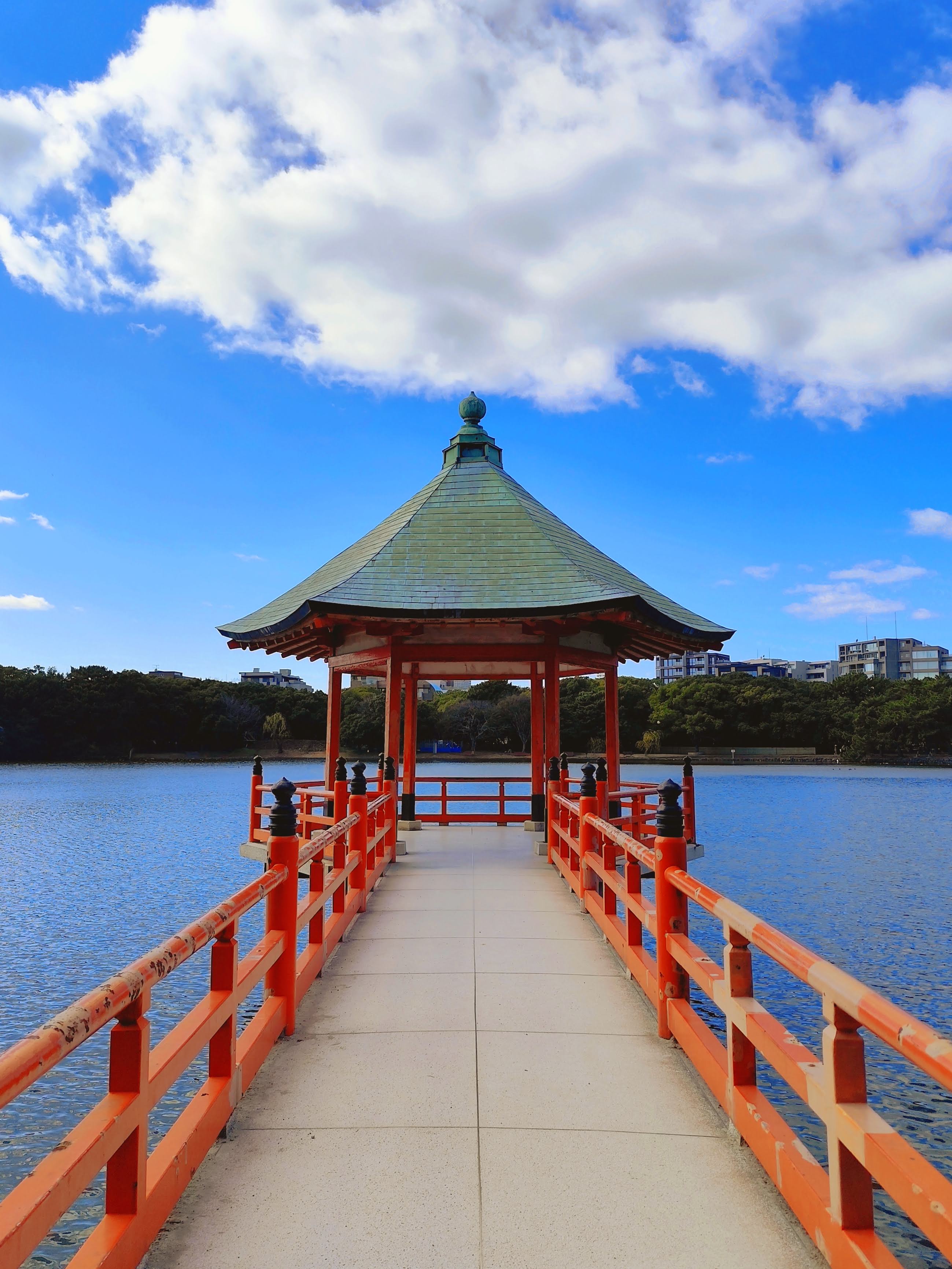 Pavillon Ukimido sur le lac du parc Ohori à Fukuoka
