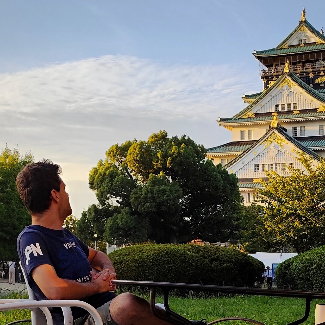 Contemplation du château d'Osaka