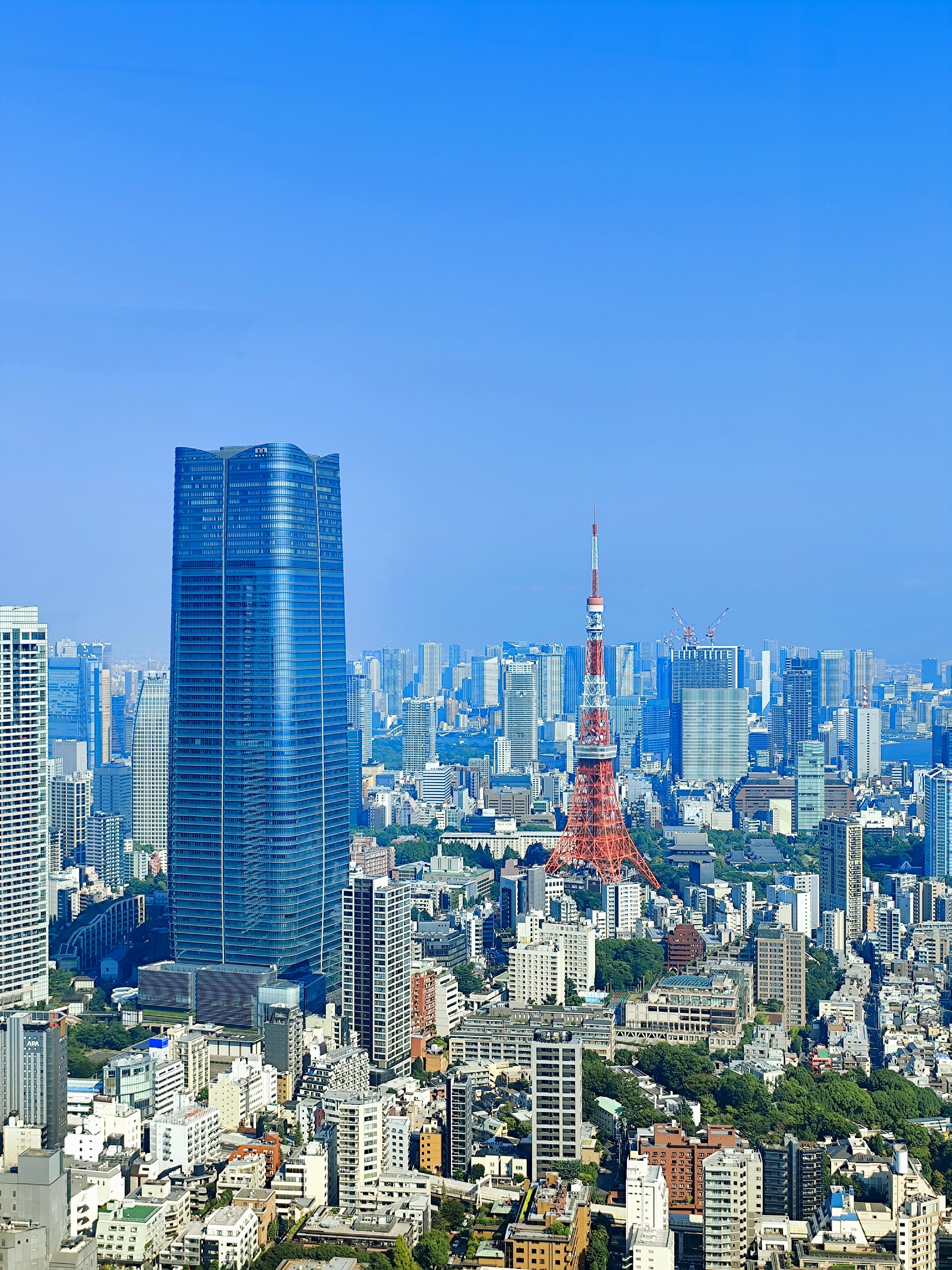 Tokyo Tower et la tour Azabudai Hills vues depuis les hauteurs de Roppongi